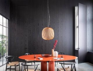 La porta a tutta altezza Filo55 di Lualdi è integrata nel sistema divisorio Wall&Door che assembla pannelli modulari, ante  e porte, che permette di creare divisioni e ricavare armadiature, senza la necessità di opere murarie. È caratterizzata da uno stile contemporaneo  e leggero, inoltre è versatile  e può essere rivestito, secondo il gusto del cliente, in legno, laccati, pelli, tessuti e doghe. www.lualdi.com La porta a tutta altezza Filo55 di Lualdi è integrata nel sistema divisorio Wall&Door che assembla pannelli modulari, ante  e porte, che permette di creare divisioni e ricavare armadiature, senza la necessità di opere murarie. È caratterizzata da uno stile contemporaneo  e leggero, inoltre è versatile  e può essere rivestito, secondo il gusto del cliente, in legno, laccati, pelli, tessuti e doghe. www.lualdi.com