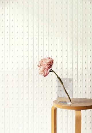 Punto UP di Mutina (www.mutina.it), by Erwan e Ronan Bourouullec, per rivestimenti, è in bicottura smaltata con superficie 3D. Una misura 31,5 x 4 (H 1,5 cm); nella versione da 5 pezzi su rete, 21,1 x 31,5 cm, costa 24,20 euro + Iva. Punto UP di Mutina (www.mutina.it), by Erwan e Ronan Bourouullec, per rivestimenti, è in bicottura smaltata con superficie 3D. Una misura 31,5 x 4 (H 1,5 cm); nella versione da 5 pezzi su rete, 21,1 x 31,5 cm, costa 24,20 euro + Iva.