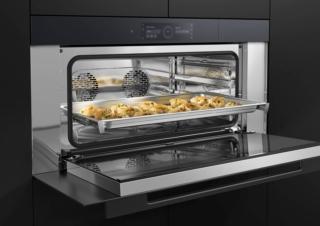 Il forno Combi-Vapore di V-Zug largo 90 cm combina i vantaggi del vapore e dell’aria calda. Offre molti programmi tra cui la cottura la cottura a vapore, la vasocottura, il metodo Vacusine (cottura sottovuoto), la rigenerazione degli alimenti per riscaldare i come se fossero stati appena cucinati. Ha display grafico a colori, illuminazione a LED e porta con chiusura ammortizzata. La sonda termometrica con 3 punti di rilevazione, permette un controllo della cottura preciso.  www.vzug.com Il forno Combi-Vapore di V-Zug largo 90 cm combina i vantaggi del vapore e dell’aria calda. Offre molti programmi tra cui la cottura la cottura a vapore, la vasocottura, il metodo Vacusine (cottura sottovuoto), la rigenerazione degli alimenti per riscaldare i come se fossero stati appena cucinati. Ha display grafico a colori, illuminazione a LED e porta con chiusura ammortizzata. La sonda termometrica con 3 punti di rilevazione, permette un controllo della cottura preciso.  www.vzug.com