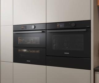 I forni presentati da Samsung uniscono connettività, personalizzazione e design grazie a colori e finiture di pregio. L’evoluzione della tecnologia Dual Cook Flex™ aggiunge tecnologie e accessori esclusivi che consentono dalle cotture al vapore alla frittura ad aria, il tutto con il supporto dell’AI, rendendo il forno il punto focale di ogni cucina. Il tutto all’insegna di una cucina in grado di ridurre i consumi e far risparmiare risorse.  www.samsung.it I forni presentati da Samsung uniscono connettività, personalizzazione e design grazie a colori e finiture di pregio. L’evoluzione della tecnologia Dual Cook Flex™ aggiunge tecnologie e accessori esclusivi che consentono dalle cotture al vapore alla frittura ad aria, il tutto con il supporto dell’AI, rendendo il forno il punto focale di ogni cucina. Il tutto all’insegna di una cucina in grado di ridurre i consumi e far risparmiare risorse.  www.samsung.it