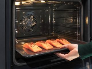 Ha 22 funzioni cottura di cui 5 a vapore, il forno multifunzione SteamBoost KOBBS39X di Electrolux. Grazie alla tecnologia Steamify®, combina in maniera automatica la corretta percentuale di calore a diversi livelli di vapore o aggiunge la giusta umidità, per cuocere arrosti croccanti o ottimi secondi a bassa temperatura, e favorisce anche la lievitazione per permettere la preparazione casalinga di yogurt. Ha inoltre il programma Rigenera a vapore, che esalta sapori e consistenze di pietanze cotte in precedenza come se fossero appena state cucinate, mentre la termosonda assicura il controllo della cottura. www.electrolux.it Ha 22 funzioni cottura di cui 5 a vapore, il forno multifunzione SteamBoost KOBBS39X di Electrolux. Grazie alla tecnologia Steamify®, combina in maniera automatica la corretta percentuale di calore a diversi livelli di vapore o aggiunge la giusta umidità, per cuocere arrosti croccanti o ottimi secondi a bassa temperatura, e favorisce anche la lievitazione per permettere la preparazione casalinga di yogurt. Ha inoltre il programma Rigenera a vapore, che esalta sapori e consistenze di pietanze cotte in precedenza come se fossero appena state cucinate, mentre la termosonda assicura il controllo della cottura. www.electrolux.it