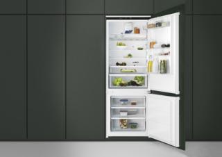 Contraddistinto da una larghezza di 75 cm, MaxiSpace KNS7TE75S di Electrolux è il frigocongelatore da incasso Electrolux che offre il 45% in più di capacità rispetto ai modelli tradizionali. Il cassetto sigillato GreenZone, grazie alla particolare chiusura ermetica con controllo di umidità, conserva le vitamine fino al 95% anche dopo undici giorni e la tecnologia TwinTech® Total No Frost, garantisce massima freschezza e cibi più succosi del 60%, sfruttando due sistemi indipendenti di raffreddamento che separano la circolazione dell’aria tra frigo e congelatore evitando lo scambio di odori tra i due ambienti e garantendo una temperatura ottimale e livelli di umidità perfetti in ciascuno scomparto. Il vano frigorifero, che ha una capienza di 287 litri, è provvisto di ExtraZone, un cassetto che consente di tenere separati gli alimenti per avere una migliore organizzazione degli spazi e una minore diffusione degli odori. www.electrolux.it