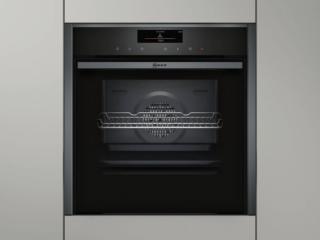 Caratterizzato dall’apertura Slide&Hide® e dalla finitura Graphite Grey, il forno B48FT68G0 serie N90 di Neff ha 38 programmi automatici, cavità di 71 litri e è gestibile wi-fi. La funzione Vapore 100%, trasforma il forno in una vaporiera, con la possibilità di controllare la temperatura dai 30 ai 100 gradi, e permette la cottura Sous-Vide delle pietanze conservate nei sacchetti o nei contenitori sottovuoto, in modo delicato e conservando tutti i succhi, gli aromi e i principi nutritivi. La tecnologia CircoTherm® permette invece una cottura simultanea su più livelli con risultati sempre perfetti, esaltando ogni gusto e ogni consistenza. www.neff-home.com/it/ Caratterizzato dall’apertura Slide&Hide® e dalla finitura Graphite Grey, il forno B48FT68G0 serie N90 di Neff ha 38 programmi automatici, cavità di 71 litri e è gestibile wi-fi. La funzione Vapore 100%, trasforma il forno in una vaporiera, con la possibilità di controllare la temperatura dai 30 ai 100 gradi, e permette la cottura Sous-Vide delle pietanze conservate nei sacchetti o nei contenitori sottovuoto, in modo delicato e conservando tutti i succhi, gli aromi e i principi nutritivi. La tecnologia CircoTherm® permette invece una cottura simultanea su più livelli con risultati sempre perfetti, esaltando ogni gusto e ogni consistenza. www.neff-home.com/it/