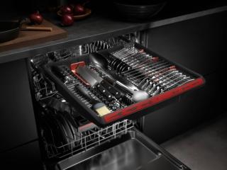 Capace, efficiente, intuitiva e funzionale: la lavastoviglie integrata totale FSK75758P MaxiFlex di Aeg con 7 programmi di lavaggio e 3 opzioni di utilizzo, è estremamente silenziosa, perché raggiunge un livello di rumorosità pari a soli 42 dB grazie all’opzione ExtraSilent. L’interfaccia QuickSelect rende l’uso intuitivo, mentre i cesti regolabili, gli scomparti specifici per ogni tipo di cristallo, bicchiere o tazza e il vassoio portaposate MaxiFlex permettono di sistemare ogni tipo di stoviglia. Con la tecnologia AirDry dieci minuti prima della conclusione del programma, lo sportello dell’elettrodomestico si apre, facendo circolare aria fresca tra le stoviglie e lasciandole perfettamente asciutte. www.aeg.it