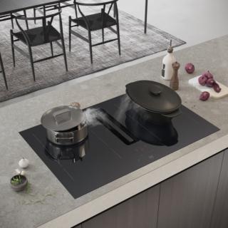 Le due zone di cottura del piano a induzione CombiCookTop V4000 di V-Zug rilevano automaticamente le dimensioni e la posizione della pentola. È dotato di un aspiratore incorporato nel vetro del piano stesso con filtri antigrasso e filtri ai carboni attivi per rimuovere odori e grassi. Se qualcosa trabocca dalla pentola non c’è bisogno di preoccuparsi: il piano aspirante ha una vaschetta di raccolta della capacità di 500 ml che può essere semplicemente rimossa dall’incavo insieme al filtro antigrasso e lavata in lavastoviglie. www.vzug.it Le due zone di cottura del piano a induzione CombiCookTop V4000 di V-Zug rilevano automaticamente le dimensioni e la posizione della pentola. È dotato di un aspiratore incorporato nel vetro del piano stesso con filtri antigrasso e filtri ai carboni attivi per rimuovere odori e grassi. Se qualcosa trabocca dalla pentola non c’è bisogno di preoccuparsi: il piano aspirante ha una vaschetta di raccolta della capacità di 500 ml che può essere semplicemente rimossa dall’incavo insieme al filtro antigrasso e lavata in lavastoviglie. www.vzug.it