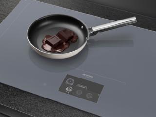 Sul piano a induzione Area Vivo Screen Max SIA1963DS di Smeg è possibile cucinare fino a sei pentole di dimensioni differenti. Dotato di una superficie in vetro ceramico Glassy con serigrafie sottovetro, risulta totalmente liscio. Il display mostra la posizione, la dimensione e la forma della pentola per un controllo del piano semplice e intuitivo e la funzione Follow Pot consente di spostare liberamente le padelle sul piano mantenendo le impostazioni iniziali, senza doversi attenere ad aree di cottura preimpostate. È dotato di timer indipendenti e funzioni dedicate per massimizzare il controllo sulla preparazione, tra cui la possibilità di sciogliere ingredienti a 44°C, il mantenimento in temperatura a 70°C e la funzione bollore a 92°C. www.smeg.it Sul piano a induzione Area Vivo Screen Max SIA1963DS di Smeg è possibile cucinare fino a sei pentole di dimensioni differenti. Dotato di una superficie in vetro ceramico Glassy con serigrafie sottovetro, risulta totalmente liscio. Il display mostra la posizione, la dimensione e la forma della pentola per un controllo del piano semplice e intuitivo e la funzione Follow Pot consente di spostare liberamente le padelle sul piano mantenendo le impostazioni iniziali, senza doversi attenere ad aree di cottura preimpostate. È dotato di timer indipendenti e funzioni dedicate per massimizzare il controllo sulla preparazione, tra cui la possibilità di sciogliere ingredienti a 44°C, il mantenimento in temperatura a 70°C e la funzione bollore a 92°C. www.smeg.it
