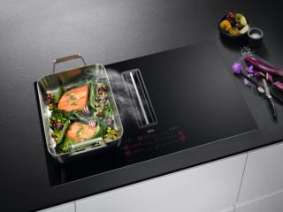Il piano a induzione con cappa integrata ComboHob combina in un solo elettrodomestico alte performance di cottura e aspirazione, donando un elevato tocco di design e tecnologia. È regolabile su 9 livelli di aspirazione e la potenza della ventola può essere regolata manualmente con i comandi intuitivi SliderTouch oppure con la funzione Hob2Hood, grazie alla quale il piano comunica con la cappa tramite connessione wireless, impostando la giusta potenza di aspirazione. Il piano rileva automaticamente la presenza delle pentole sulla zona cottura e con la doppia funzione Bridge, è possibile collegare e controllare due zone attigue simultaneamente come fossero una zona unica. www.aeg.it Il piano a induzione con cappa integrata ComboHob combina in un solo elettrodomestico alte performance di cottura e aspirazione, donando un elevato tocco di design e tecnologia. È regolabile su 9 livelli di aspirazione e la potenza della ventola può essere regolata manualmente con i comandi intuitivi SliderTouch oppure con la funzione Hob2Hood, grazie alla quale il piano comunica con la cappa tramite connessione wireless, impostando la giusta potenza di aspirazione. Il piano rileva automaticamente la presenza delle pentole sulla zona cottura e con la doppia funzione Bridge, è possibile collegare e controllare due zone attigue simultaneamente come fossero una zona unica. www.aeg.it