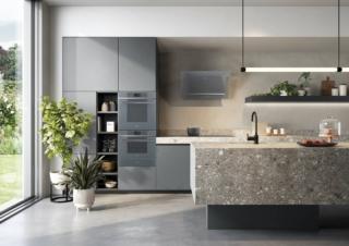 La gamma di forni Galileo Omnichef di Smeg combina le cotture tradizionale, a vapore e a microonde in sequenza o in contemporanea in un unico prodotto per ottenere un risparmio energetico fino al 25%. Le tecnologie di cottura e gli approcci di preparazione vengono impostati tramite il display touch e grazie alla sonda multipoint è possibile monitorare la temperatura in tre diversi punti dell'ingrediente, dal cuore alla superficie. La teglia BBQ reversibile cuoce al meglio carni, pesci e verdure, quella teglia Airfry frigge con un minor apporto di grassi di cottura e la pietra refrattaria Stone permette di cuocere una pizza croccante in soli 4 minuti. www.smeg.it La gamma di forni Galileo Omnichef di Smeg combina le cotture tradizionale, a vapore e a microonde in sequenza o in contemporanea in un unico prodotto per ottenere un risparmio energetico fino al 25%. Le tecnologie di cottura e gli approcci di preparazione vengono impostati tramite il display touch e grazie alla sonda multipoint è possibile monitorare la temperatura in tre diversi punti dell'ingrediente, dal cuore alla superficie. La teglia BBQ reversibile cuoce al meglio carni, pesci e verdure, quella teglia Airfry frigge con un minor apporto di grassi di cottura e la pietra refrattaria Stone permette di cuocere una pizza croccante in soli 4 minuti. www.smeg.it