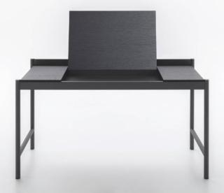 Lo scrittoio Yukio di Alf DaFrè è elegante e leggero grazie alla struttura in metallo verniciato a polvere in colore Moka shine con il piano in Fashion Wood, finitura in Rovere o Noce. L’interno del vano a ribalta è rivestito con un tappetino un cuoio che aggiunge un elemento tradizionale dello scrittoio. Ideato per rispondere alla sempre più frequente esigenza di dare vita ad un angolo home office nella propria abitazione trova posto facilmente in soggiorno, in camera da letto, ma anche nell'atrio. Misura L 142,3 x P 62,5 x H 79,9 cm.  www.alfdafre.it/it/home Lo scrittoio Yukio di Alf DaFrè è elegante e leggero grazie alla struttura in metallo verniciato a polvere in colore Moka shine con il piano in Fashion Wood, finitura in Rovere o Noce. L’interno del vano a ribalta è rivestito con un tappetino un cuoio che aggiunge un elemento tradizionale dello scrittoio. Ideato per rispondere alla sempre più frequente esigenza di dare vita ad un angolo home office nella propria abitazione trova posto facilmente in soggiorno, in camera da letto, ma anche nell'atrio. Misura L 142,3 x P 62,5 x H 79,9 cm.  www.alfdafre.it/it/home