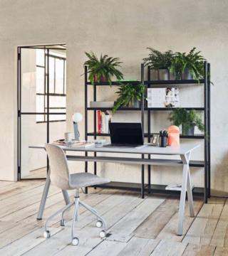 La nuova scrivania Dama di Midj è funzionale e poliedrica, con uno stile industrial riletto in chiave contemporanea, completamente personalizzabile. La struttura portante è realizzata in metallo, disponibile in oltre 20 colori con finitura opaca, ed è caratterizzata da un incrocio centrale degli elementi di base, composto da due unità ben raccordate tra loro, in grado di sostenere top lunghi fino a 2 metri, realizzati in metallo, HL, lamiera o impiallacciato. Il piano può essere corredato del kit passacavi. È disponibile in altezze e misure differenti per adattarsi alle diverse esigenze, da uno studio professionale all'angolo home working. www.midj.com/it La nuova scrivania Dama di Midj è funzionale e poliedrica, con uno stile industrial riletto in chiave contemporanea, completamente personalizzabile. La struttura portante è realizzata in metallo, disponibile in oltre 20 colori con finitura opaca, ed è caratterizzata da un incrocio centrale degli elementi di base, composto da due unità ben raccordate tra loro, in grado di sostenere top lunghi fino a 2 metri, realizzati in metallo, HL, lamiera o impiallacciato. Il piano può essere corredato del kit passacavi. È disponibile in altezze e misure differenti per adattarsi alle diverse esigenze, da uno studio professionale all'angolo home working. www.midj.com/it