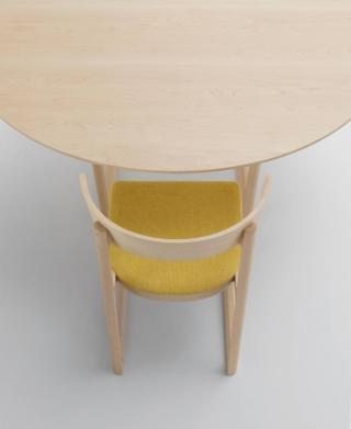 La sedia EN di Maruni ha una forma gentile sottolineata dallo schienale con una forma piacevolmente  arrotondata. Le gambe sono caratterizzate da una struttura ad anello. La struttura è realizzata in legno di acero, la seduta è rivestita in tessuto o in pelle. www.maruni.com La sedia EN di Maruni ha una forma gentile sottolineata dallo schienale con una forma piacevolmente  arrotondata. Le gambe sono caratterizzate da una struttura ad anello. La struttura è realizzata in legno di acero, la seduta è rivestita in tessuto o in pelle. www.maruni.com