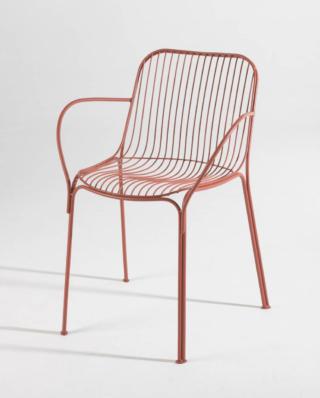 La sedia con braccioli outdoor HiRay di Kartell ha la sottile struttura composta da fili di metallo, lavorati con la tecnica del filo saldato, che si congiungono tra loro per dare vita ad un pezzo unico, solido e resistente, con un disegno tridimensionale. È disponibile in quattro colori: mattone, nero, verde e beige. www.kartell.com/IT La sedia con braccioli outdoor HiRay di Kartell ha la sottile struttura composta da fili di metallo, lavorati con la tecnica del filo saldato, che si congiungono tra loro per dare vita ad un pezzo unico, solido e resistente, con un disegno tridimensionale. È disponibile in quattro colori: mattone, nero, verde e beige. www.kartell.com/IT