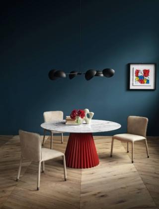 La sedia S1 di Midj è completamente rivestita in tessuto che la rende morbida, confortevole e decorativa. Il rivestimento, disponibile in tessuto o in pelle, ricopre interamente la  struttura ergonomica con una silhouette fuori dal comune, leggera, caratterizzata da un tratto continuo. Lo schienale ha una forma delicatamente avvolgente e si allarga nella parte superiore per offrire il giusto sostegno; inoltre è decorato dal piping, che ne segue il profilo superiore e corre lateralmente fino alla gamba, che può essere realizzato in tinta o in contrasto con il riìvestimento. Il tavolo rotondo Plissé ha il basamento in metallo verniciato rosso, con un originale motivo a pieghe, e il piano sottile disponibile in marmo, cristalceramica o legno.  www.midj.com/it La sedia S1 di Midj è completamente rivestita in tessuto che la rende morbida, confortevole e decorativa. Il rivestimento, disponibile in tessuto o in pelle, ricopre interamente la  struttura ergonomica con una silhouette fuori dal comune, leggera, caratterizzata da un tratto continuo. Lo schienale ha una forma delicatamente avvolgente e si allarga nella parte superiore per offrire il giusto sostegno; inoltre è decorato dal piping, che ne segue il profilo superiore e corre lateralmente fino alla gamba, che può essere realizzato in tinta o in contrasto con il riìvestimento. Il tavolo rotondo Plissé ha il basamento in metallo verniciato rosso, con un originale motivo a pieghe, e il piano sottile disponibile in marmo, cristalceramica o legno.  www.midj.com/it