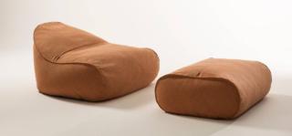 La seduta Onda di Roda, corredata del pouf coordinato, garantisce il massimo relax grazie alle dimensioni generose e all'aspetto informale. È morbida e compatta, inoltre può essere posizionata “a pavimento” grazie allo specifico rivestimento impermeabile, inserito nella parte inferiore, per evitare che l'acqua possa raggiungere l'imbottitura prodotta in tessuto idrorepellente e con cuciture termosaldate. La maniglia a cinghia consente di spostarla facilmente; il rivestimento di fondo in Batyline permette di usarla su fondi sconnessi e a bordo piscina. www.rodaonline.com La seduta Onda di Roda, corredata del pouf coordinato, garantisce il massimo relax grazie alle dimensioni generose e all'aspetto informale. È morbida e compatta, inoltre può essere posizionata “a pavimento” grazie allo specifico rivestimento impermeabile, inserito nella parte inferiore, per evitare che l'acqua possa raggiungere l'imbottitura prodotta in tessuto idrorepellente e con cuciture termosaldate. La maniglia a cinghia consente di spostarla facilmente; il rivestimento di fondo in Batyline permette di usarla su fondi sconnessi e a bordo piscina. www.rodaonline.com