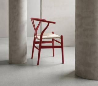 Nell'allestimento di Carl Hansen & Son sarà esposta la seduta CH24 Wishbone Chair declinata nei nuovi nove colori opachi: si tratta di un modello ideato nel 1949, realizzato in legno di faggio certificato FSC e laccato a base d'acqua. Misura L 51 x P 55 x H 76 cm. www.carlhansen.com - Fuorisalone, Flagship Store Carl Hansen & Søn, Foro Buonaparte 18A – angolo via Arco, Milano Nell'allestimento di Carl Hansen & Son sarà esposta la seduta CH24 Wishbone Chair declinata nei nuovi nove colori opachi: si tratta di un modello ideato nel 1949, realizzato in legno di faggio certificato FSC e laccato a base d'acqua. Misura L 51 x P 55 x H 76 cm. www.carlhansen.com - Fuorisalone, Flagship Store Carl Hansen & Søn, Foro Buonaparte 18A – angolo via Arco, Milano