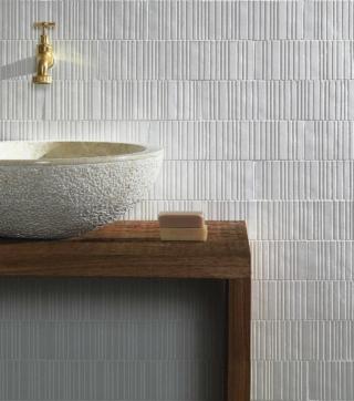 Sono in gres porcellanato rettificato le piastrelle Riga di Settecento Manifattura Ceramica (www.settecento.com), con finitura naturale e disponibili in 4 colori. Misurano 45 x 90 cm (H 10 mm). Al mq costano a partire da 45 euro mq + Iva. Sono in gres porcellanato rettificato le piastrelle Riga di Settecento Manifattura Ceramica (www.settecento.com), con finitura naturale e disponibili in 4 colori. Misurano 45 x 90 cm (H 10 mm). Al mq costano a partire da 45 euro mq + Iva.