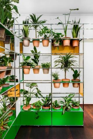 USM Haller, la storica azienda svizzera, presenta, nel nuovo allestimento realizzato in occasione della Design Week, una nuova gamma di accessori per piante, integrati nei suoi sistemi modulari, che permettono di ospitare il “verde” all'interno delle nostro case migliorando il benessere individuale e combattere lo stress quotidiano. La modularità e l'estetica senza tempo permettono di sistemarli in qualsiasi ambiente, dall'appartamento all'ufficio, di qualsiasi dimensione.  www.usm.com  – Fuorisalone, USM Modular Furniture c/o Rossignoli, Corso Garibaldi 71, Milano USM Haller, la storica azienda svizzera, presenta, nel nuovo allestimento realizzato in occasione della Design Week, una nuova gamma di accessori per piante, integrati nei suoi sistemi modulari, che permettono di ospitare il “verde” all'interno delle nostro case migliorando il benessere individuale e combattere lo stress quotidiano. La modularità e l'estetica senza tempo permettono di sistemarli in qualsiasi ambiente, dall'appartamento all'ufficio, di qualsiasi dimensione.  www.usm.com  – Fuorisalone, USM Modular Furniture c/o Rossignoli, Corso Garibaldi 71, Milano