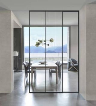 Il sistema scorrevole in vetro della collezione Bellagio di VIVA permette di dividere gli spazi con leggerezza, infatti ha un taglio e un attenzione sartoriale; inoltre è disponibile anche nella versione impreziosita da tessuti pregiati made in Como. Il telaio sottile è realizzato in alluminio, disponibile in bianco, anodizzato, piombo e lava, e dà vita ad una raffinata cornice per la trasparenza del vetro che è disponibile anche nelle varianti satinato, fumé e bronzo. Il binario per lo scorrimento, singolo o doppio, si adatta al fissaggio sia su muratura sia su cartongesso. www.vivaporte.com Il sistema scorrevole in vetro della collezione Bellagio di VIVA permette di dividere gli spazi con leggerezza, infatti ha un taglio e un attenzione sartoriale; inoltre è disponibile anche nella versione impreziosita da tessuti pregiati made in Como. Il telaio sottile è realizzato in alluminio, disponibile in bianco, anodizzato, piombo e lava, e dà vita ad una raffinata cornice per la trasparenza del vetro che è disponibile anche nelle varianti satinato, fumé e bronzo. Il binario per lo scorrimento, singolo o doppio, si adatta al fissaggio sia su muratura sia su cartongesso. www.vivaporte.com