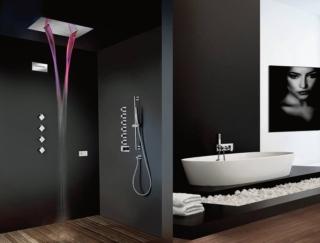Il soffione da incasso a soffitto Borgia di F.lli Frattini (www.frattini.it) è in acciaio AISI 316L, igienico e antibatterico. Ha 3 funzioni: getto a pioggia, doppio getto a cascata, erogazione nebulizzata con cromoterapia distribuita da otto piccoli soffioni simmetrici. Misura 70 x 40 cm. Costa 4.600 euro. Il soffione da incasso a soffitto Borgia di F.lli Frattini (www.frattini.it) è in acciaio AISI 316L, igienico e antibatterico. Ha 3 funzioni: getto a pioggia, doppio getto a cascata, erogazione nebulizzata con cromoterapia distribuita da otto piccoli soffioni simmetrici. Misura 70 x 40 cm. Costa 4.600 euro.