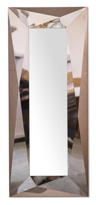 In occasione della Milano Design Week 2022 Riflessi presenta Surfaces, un allestimento dove le superfici sono protagoniste assolute: metalliche o naturali, sfaccettate e con colori intensi, che impreziosiscono arredi e complementi. Tra questi spiccano i nuovi specchi Diamond caratterizzati dalle innovative cornici realizzate in lamiera di acciaio inossidabile, con trattamento in nanoceramiche, che lo rende resistente, antibatterico e anti impronta, ecosostenibile e lavorato con la speciale tecnica “folding” che dà vita ad un effetto diamante che amplifica la rifrazione della luce. www.riflessi.it  - Fuorisalone, Riflessi store, Piazza Velasca 6, Milano In occasione della Milano Design Week 2022 Riflessi presenta Surfaces, un allestimento dove le superfici sono protagoniste assolute: metalliche o naturali, sfaccettate e con colori intensi, che impreziosiscono arredi e complementi. Tra questi spiccano i nuovi specchi Diamond caratterizzati dalle innovative cornici realizzate in lamiera di acciaio inossidabile, con trattamento in nanoceramiche, che lo rende resistente, antibatterico e anti impronta, ecosostenibile e lavorato con la speciale tecnica “folding” che dà vita ad un effetto diamante che amplifica la rifrazione della luce. www.riflessi.it  - Fuorisalone, Riflessi store, Piazza Velasca 6, Milano