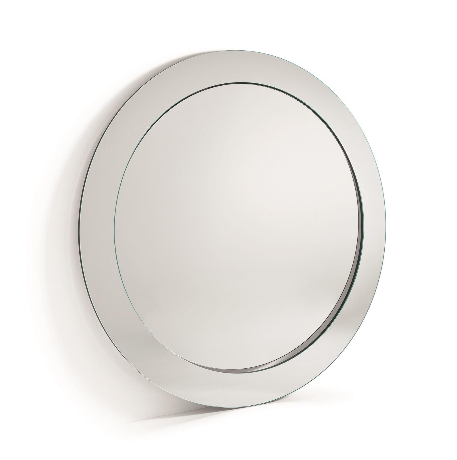 Crea un effetto tridimensionale l’ampia superficie specchiante dello specchio Gerundio di Tonelli Design. Grazie alla particolare inclinazione la cornice crea giochi di rifrazione. È disponibile in forma rettangolare, ovale e rotonda in differenti misure. Nella forma rotonda come in foto ha un diametro di 155 cm. Prezzo 2.850 euro. www.tonellidesign.it Crea un effetto tridimensionale l’ampia superficie specchiante dello specchio Gerundio di Tonelli Design. Grazie alla particolare inclinazione la cornice crea giochi di rifrazione. È disponibile in forma rettangolare, ovale e rotonda in differenti misure. Nella forma rotonda come in foto ha un diametro di 155 cm. Prezzo 2.850 euro. www.tonellidesign.it