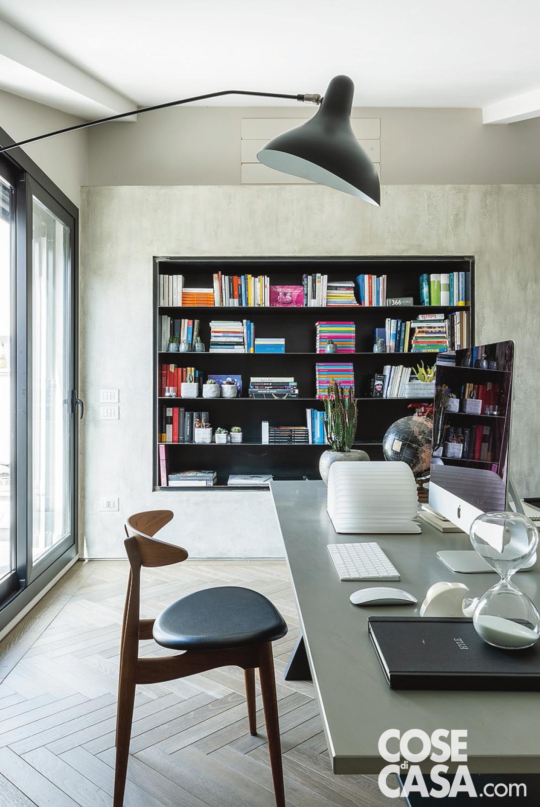 Lo studio è parte integrante del living: divisi soltanto da una vetrata trasparente, sono invece illuminati dalla stessa portafinestra affacciata su uno dei terrazzi. La sedia è la CH33 di Carl Hansen & Son. Lo studio è parte integrante del living: divisi soltanto da una vetrata trasparente, sono invece illuminati dalla stessa portafinestra affacciata su uno dei terrazzi. La sedia è la CH33 di Carl Hansen & Son.