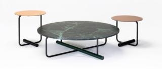 I tavolini Toto di Zanotta hanno il piano rotondo in marmo verde Alpi impreziosito dalla venatura o rivestito in pregiato cuoio pigmentato 90 in tre varianti di colore: gold, nero, antracite e fango. La struttura ad anello, in tubolare di acciaio piegato verniciato e faggio laccato verde o nero, che alterna finiture lucide e opache, ha una linea insolita e originale che forma una doppia “T”. Si può scgliere fra tre altezze. Possono essere usati singolarmente o abbinati tra loro per dare vita ad una composizione articolata. Misurano  Ø 45 x H 42/50 cm e  Ø 110x H 32 cm. www.zanotta.it I tavolini Toto di Zanotta hanno il piano rotondo in marmo verde Alpi impreziosito dalla venatura o rivestito in pregiato cuoio pigmentato 90 in tre varianti di colore: gold, nero, antracite e fango. La struttura ad anello, in tubolare di acciaio piegato verniciato e faggio laccato verde o nero, che alterna finiture lucide e opache, ha una linea insolita e originale che forma una doppia “T”. Si può scgliere fra tre altezze. Possono essere usati singolarmente o abbinati tra loro per dare vita ad una composizione articolata. Misurano  Ø 45 x H 42/50 cm e  Ø 110x H 32 cm. www.zanotta.it