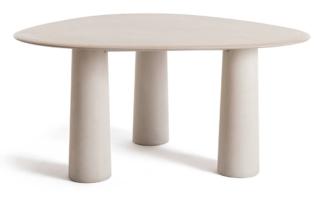 Il tavolo outdoor Bold di Ethimo ha un aspetto scultoreo e materico: le solide gambe, realizzate con una particolare lavorazione in cemento con una suggestiva finitura effetto sabbiato, sostiene il sottile piano in pietra naturale, privo di interruzioni, messa in risalto da una finitura levigata e setosa. L 'originale forma triangolare con gli angoli arrotondati metyte in risalto la colorazione chiara che richiama le sfumatuure dell'avorio. www.ethimo.com Il tavolo outdoor Bold di Ethimo ha un aspetto scultoreo e materico: le solide gambe, realizzate con una particolare lavorazione in cemento con una suggestiva finitura effetto sabbiato, sostiene il sottile piano in pietra naturale, privo di interruzioni, messa in risalto da una finitura levigata e setosa. L 'originale forma triangolare con gli angoli arrotondati metyte in risalto la colorazione chiara che richiama le sfumatuure dell'avorio. www.ethimo.com