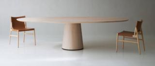 Il grande tavolo ovale Materic di Porro che ha il piano sottile appoggiato sul basamento  a tronco di cono, entrambi realizzati in legno di frassino naturale sabbiato in una raffinata finitura extrachiara di ispirazione nordica. Lo stile elegantemente minimal lo rende facile da ambientare.  www.porro.com Il grande tavolo ovale Materic di Porro che ha il piano sottile appoggiato sul basamento  a tronco di cono, entrambi realizzati in legno di frassino naturale sabbiato in una raffinata finitura extrachiara di ispirazione nordica. Lo stile elegantemente minimal lo rende facile da ambientare.  www.porro.com