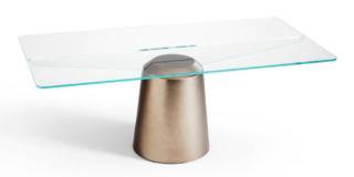 Il nuovo tavolo Spike di Midj ha una linea essenziale e elegante, in grado di esaltare il vetro trasparente, materiale con cui è realizzato il piano rettangolare segnato da una costolatura centrale che serve da irrigidimento e che è anche punto di ancoraggio con l'elemento di sostegno. Il basamento con una forma compatta è realizzato in metallo verniciato, disponibile in 23 tonalità, e cela al suo interno il sistema di bloccaggio del top. È disponibile anche nella variante fumé. www.midj.com/it Il nuovo tavolo Spike di Midj ha una linea essenziale e elegante, in grado di esaltare il vetro trasparente, materiale con cui è realizzato il piano rettangolare segnato da una costolatura centrale che serve da irrigidimento e che è anche punto di ancoraggio con l'elemento di sostegno. Il basamento con una forma compatta è realizzato in metallo verniciato, disponibile in 23 tonalità, e cela al suo interno il sistema di bloccaggio del top. È disponibile anche nella variante fumé. www.midj.com/it
