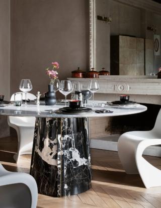 Il tavolo Elitra di Lithos Design ha uno scenografico basamento ottenuto dall'assemblaggio di elementi in marmo grand antique, realizzati medianti processi produttivi sostenibili, caratterizzati dalla presenza di due bordi ripiegati all'esterno con spigoli arrotondati, uniti da borchie e barre in ottone. Il piano sottile in marmo di carrara ghiaccio lucido è disponibile rotondo o ellittica. Misura Ø 140/160 x H 75 cm. www.lithosdeign.com Il tavolo Elitra di Lithos Design ha uno scenografico basamento ottenuto dall'assemblaggio di elementi in marmo grand antique, realizzati medianti processi produttivi sostenibili, caratterizzati dalla presenza di due bordi ripiegati all'esterno con spigoli arrotondati, uniti da borchie e barre in ottone. Il piano sottile in marmo di carrara ghiaccio lucido è disponibile rotondo o ellittica. Misura Ø 140/160 x H 75 cm. www.lithosdeign.com