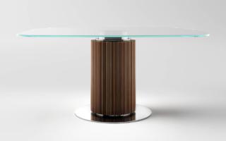 Un piano in vetro trasparente per il grande tavolo Hybrid di Tonelli Design che ha un basamento dalla forma arrotondata in legno con una colorazione calda. La base e i dettagli in metallo lucido creano un raffinato contrasto e ne sottolineano lo stile contemporaneo. www.tonellidesign.it Un piano in vetro trasparente per il grande tavolo Hybrid di Tonelli Design che ha un basamento dalla forma arrotondata in legno con una colorazione calda. La base e i dettagli in metallo lucido creano un raffinato contrasto e ne sottolineano lo stile contemporaneo. www.tonellidesign.it