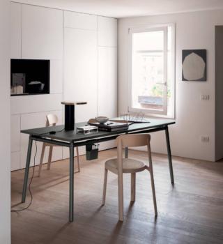 Il nuovo tavolo scrittoio Hug di Fantin ha la struttura lineare in tubolare tondo e il piano rettangolare in metallo verniciato a polveri atossiche nella finitura Titanio. Sotto il piano è presente un elemento tubolare orizzontale a cui è possibile agganciare una serie di pratici accessori: gancio appendiborse, vassoio, portapenne. Misura L 180 x P 80 x H 76 cm. www.fantin.com - Fuorisalone, Fantin c/o Via Palermo 8, Milano Il nuovo tavolo scrittoio Hug di Fantin ha la struttura lineare in tubolare tondo e il piano rettangolare in metallo verniciato a polveri atossiche nella finitura Titanio. Sotto il piano è presente un elemento tubolare orizzontale a cui è possibile agganciare una serie di pratici accessori: gancio appendiborse, vassoio, portapenne. Misura L 180 x P 80 x H 76 cm. www.fantin.com - Fuorisalone, Fantin c/o Via Palermo 8, Milano