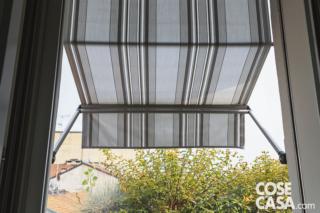 Sui terrazzini, le tende da sole a righe grigie sono di Eclisse Tende. Sui terrazzini, le tende da sole a righe grigie sono di Eclisse Tende.