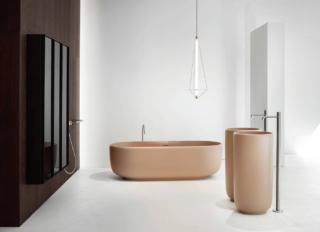 Della collezione Homey di Falper (design Simone Bonanni & Attila Veress), la vasca è in Cristalplant® Bio Active, solid surface ecosostenibile con proprietà anti batteri e virus. Misura L 170 x P 77 x H 51 cm. Nella foto è in finitura Biscotto. Prezzo da rivenditore. www.falper.it Della collezione Homey di Falper (design Simone Bonanni & Attila Veress), la vasca è in Cristalplant® Bio Active, solid surface ecosostenibile con proprietà anti batteri e virus. Misura L 170 x P 77 x H 51 cm. Nella foto è in finitura Biscotto. Prezzo da rivenditore. www.falper.it