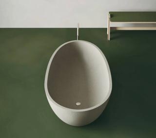 Forma bombata e dimensioni generose contrastano piacevolmente con la texture materica e raw. Firmata da Benedini Associati, Spoon XL di Grassi Pietre per Agape è in Pietranova, agglomerato ecosostenibile di Pietra di Vicenza e cemento Portland realizzato dall'azienda. Misura L 183 x P 103 x H 52 cm. Prezzo su richiesta. www.agapedesign.it Forma bombata e dimensioni generose contrastano piacevolmente con la texture materica e raw. Firmata da Benedini Associati, Spoon XL di Grassi Pietre per Agape è in Pietranova, agglomerato ecosostenibile di Pietra di Vicenza e cemento Portland realizzato dall'azienda. Misura L 183 x P 103 x H 52 cm. Prezzo su richiesta. www.agapedesign.it