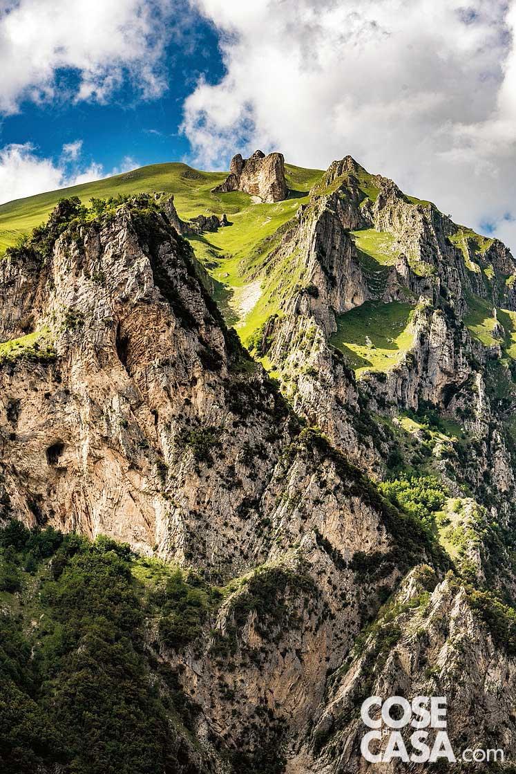 Il monumentale complesso del Monte Priora fa da sfondo mentre si entra nelle Gole dell’Infernaccio