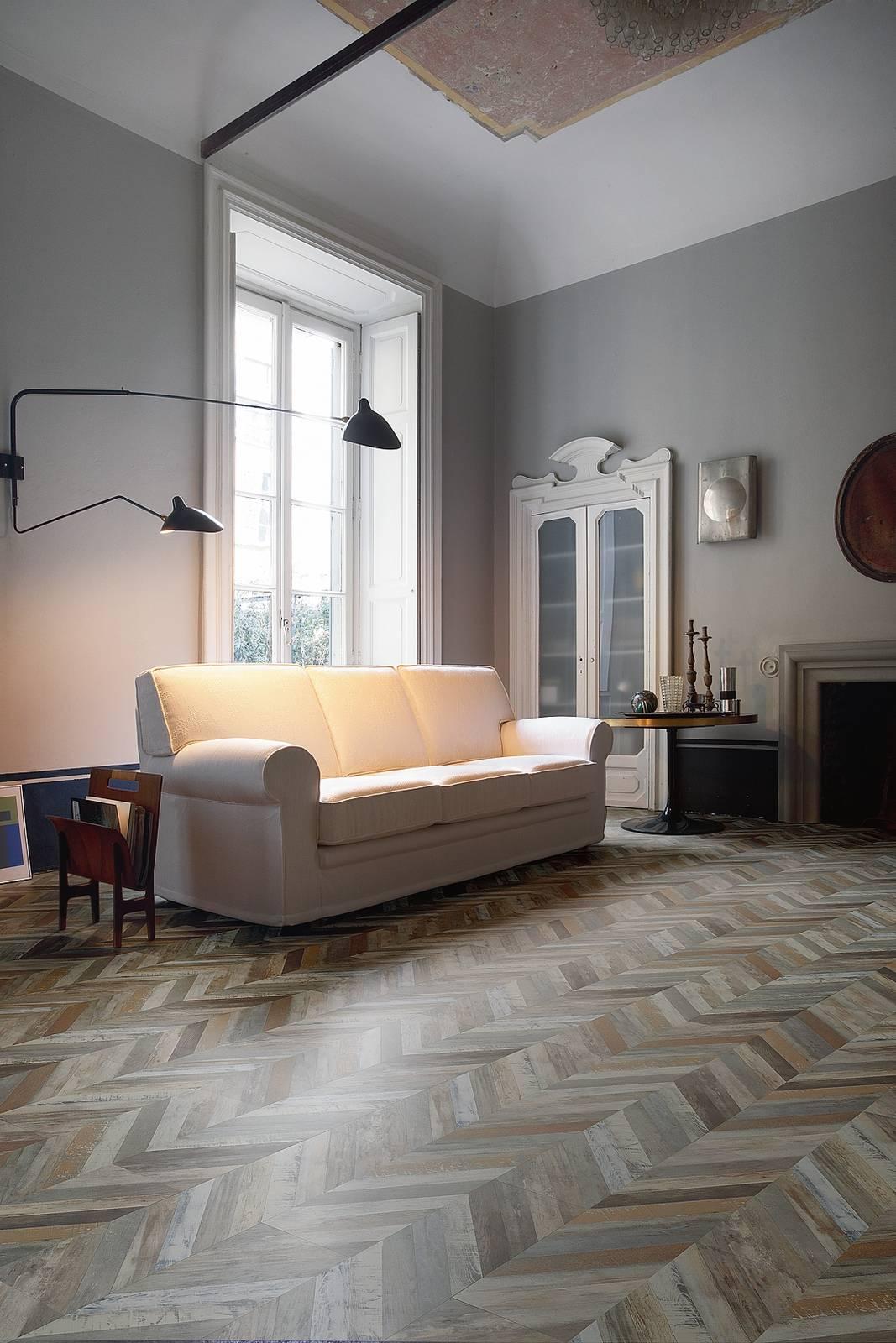 Laminato Syncro Parquet Hydro della linea Living di Skema, color Bianco Vintage, per posa a spina di pesce con taglio inclinato, è resistente all’acqua e classificato AC6 e 23/33. Misura 29,3 x 117,4/118,2/ 118,4 cm, (H 8 mm). www.skema.eu/it Laminato Syncro Parquet Hydro della linea Living di Skema, color Bianco Vintage, per posa a spina di pesce con taglio inclinato, è resistente all’acqua e classificato AC6 e 23/33. Misura 29,3 x 117,4/118,2/ 118,4 cm, (H 8 mm). www.skema.eu/it