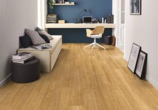Starfloor Click Solid 55 di Tarkett è un pavimento LVT con struttura rinforzata con doppia fibra di vetro e tre fogli calandrati ad alta densità che garantiscono elevata stabilità dimensionale. In 30 decori effetto legno, marmo e pietra con finitura ultra matt, anche con stampa digitale. Classe 23/33. Doga misura 19 x 121,1 cm e 24 x 149,1 cm, piastra 32,4 x 60,1 cm e 50 x 100 cm. Costa 63,80 euro/mq + Iva. www.tarkett.it/it_IT Starfloor Click Solid 55 di Tarkett è un pavimento LVT con struttura rinforzata con doppia fibra di vetro e tre fogli calandrati ad alta densità che garantiscono elevata stabilità dimensionale. In 30 decori effetto legno, marmo e pietra con finitura ultra matt, anche con stampa digitale. Classe 23/33. Doga misura 19 x 121,1 cm e 24 x 149,1 cm, piastra 32,4 x 60,1 cm e 50 x 100 cm. Costa 63,80 euro/mq + Iva. www.tarkett.it/it_IT