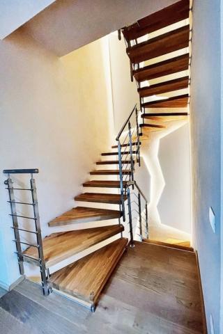 Swing di Cast (www.castscale.it) ha gradini in rovere a sbalzo verniciati a olio e spazzolati, agganciati alla muratura portante con perni in metallo. La ringhiera Jazz è in acciaio inox con tondini orizzontali. Ha larghezza da 60 a 100 cm, e passo da 22 a 26 cm.