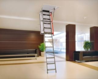 Protegge da fuoco e fumo fino a 120 minuti LMF di Fakro (www.fakro.it), in classe EI2=120 (normativa EN 13501-2). In acciaio, con 12 gradini antiscivolo, ha piedini estraibili e botola ignifuga. Con apertura a soffitto di L 60 x P 120 cm, costa da 933,30 euro.