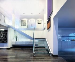 Design minimale per Ninfa di Faraone (www.faraone.it), con struttura portante in alluminio estruso verniciato e scalini in vetro temprato, stratificato e antiscivolo, sicuri in condizioni di bagnato; in vetro anche la balaustra. Dritta, a L o a U può essere di dimensioni personalizzabili.