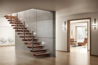 La scala a sbalzo Wall 2021 di Fontanot (www.fontanot.it) ha gradini fissati a parete, qui in frassino tinto noce scuro. La ringhiera ha colonne in acciaio verniciato grigio ghisa, con corrimano ed elementi orizzontali in acciaio inox satinato. Con 14 gradini costa 6.590,86 euro + Iva.