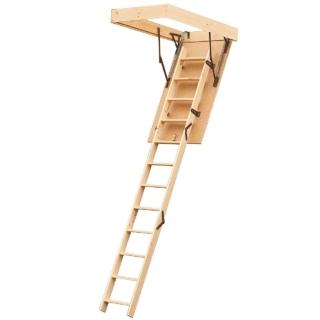 La scala retrattile in vendita da Leroy Merlin (www.leroymerlin.it) è in legno di pino con 12 gradini, larghi 60 cm e alti 23,2 cm. La chiusura manuale è dotata di asta di apertura. La distanza minima tra pavimento e soffitto
è 280 cm. Costa 149,90 euro.