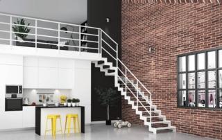 Stile industriale per Key di Mobirolo (www.mobirolo.com), interamente costruita in acciaio, qui verniciata bianco raggrinzato. Può essere anche su misura,scegliendo le dimensioni di pedata e alzata. I gradini si possono scegliere in legno di faggio. Costa da 3.950 euro + Iva.