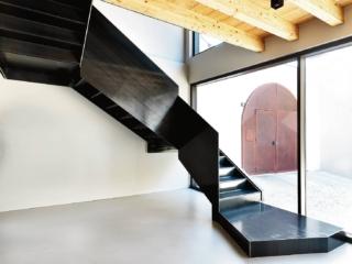 La scala Vista Project di Officine Sandrini (www.officinesandrini.it) ha pedata e alzata in metallo cerato senza fissaggi a vista per non interromperne la linearità; nello stesso materiale la ringhiera. Solo su misura, un gradino
costa da 1.200 euro + Iva.