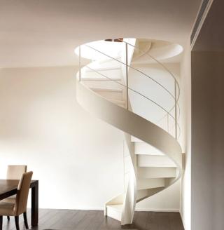 La scala elicoidale Eli Le 03 di Rizzi (www.rizziscale.it) è in legno verniciato bianco, con una ringhiera in tondini di ferro che ne accompagna il movimento. È su misura, da un diametro esterno di 110 cm fino a 300 cm. È disponibile anche in diverse essenze di legno.