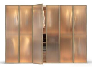 L'armadio di Pianca con le ante Murano esalta il vetro e il suo fascino senza tempo: il telaio perimetrale in metallo ha la sezione smussata in grado di incorniciare il pannello in vetro rigato o trasparente e di rendere la superficie continua in cui il materiale è il protagonista indiscusso. Le ante sono abbinate alla nuova cabina Teatro con la struttura auportante geometrica che garantisce un'ampia personalizzazione. www.pianca.com L'armadio di Pianca con le ante Murano esalta il vetro e il suo fascino senza tempo: il telaio perimetrale in metallo ha la sezione smussata in grado di incorniciare il pannello in vetro rigato o trasparente e di rendere la superficie continua in cui il materiale è il protagonista indiscusso. Le ante sono abbinate alla nuova cabina Teatro con la struttura auportante geometrica che garantisce un'ampia personalizzazione. www.pianca.com