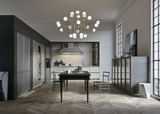 Ante a telaio senza maniglie in laccato micalizzato bianco nordic per gli arredi della cucina Frame di Snaidero che si sviluppa a parete ed è caratterizzata da una grande cappa a camino con la struttura in metallo. Il piano di lavoro e lo schienale operativo sono realizzati in pregiato marmo di Carrara. Lo stile classico contemporaneo la rende senza tempo. Un modulo base da 60 cm con anta a battente, prezzo 372,10 euro. www.snaidero.com Ante a telaio senza maniglie in laccato micalizzato bianco nordic per gli arredi della cucina Frame di Snaidero che si sviluppa a parete ed è caratterizzata da una grande cappa a camino con la struttura in metallo. Il piano di lavoro e lo schienale operativo sono realizzati in pregiato marmo di Carrara. Lo stile classico contemporaneo la rende senza tempo. Un modulo base da 60 cm con anta a battente, prezzo 372,10 euro. www.snaidero.com