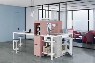 Per un ufficio smart, l’Isola Coffee Snack di Estel integra area di lavoro e minicucina, separate da uno schermo in vetro acidato. Caratterizzata da una colonna centrale fruibile su tutti i lati, comprende base frigorifero, dispensa, piano cottura e lavello con miscelatore. Costa a partire da 7.000 euro. Dimensioni: L 60 + 40 + 180 x P 180 x H 90/150 cm. www.estel.com Per un ufficio smart, l’Isola Coffee Snack di Estel integra area di lavoro e minicucina, separate da uno schermo in vetro acidato. Caratterizzata da una colonna centrale fruibile su tutti i lati, comprende base frigorifero, dispensa, piano cottura e lavello con miscelatore. Costa a partire da 7.000 euro. Dimensioni: L 60 + 40 + 180 x P 180 x H 90/150 cm. www.estel.com